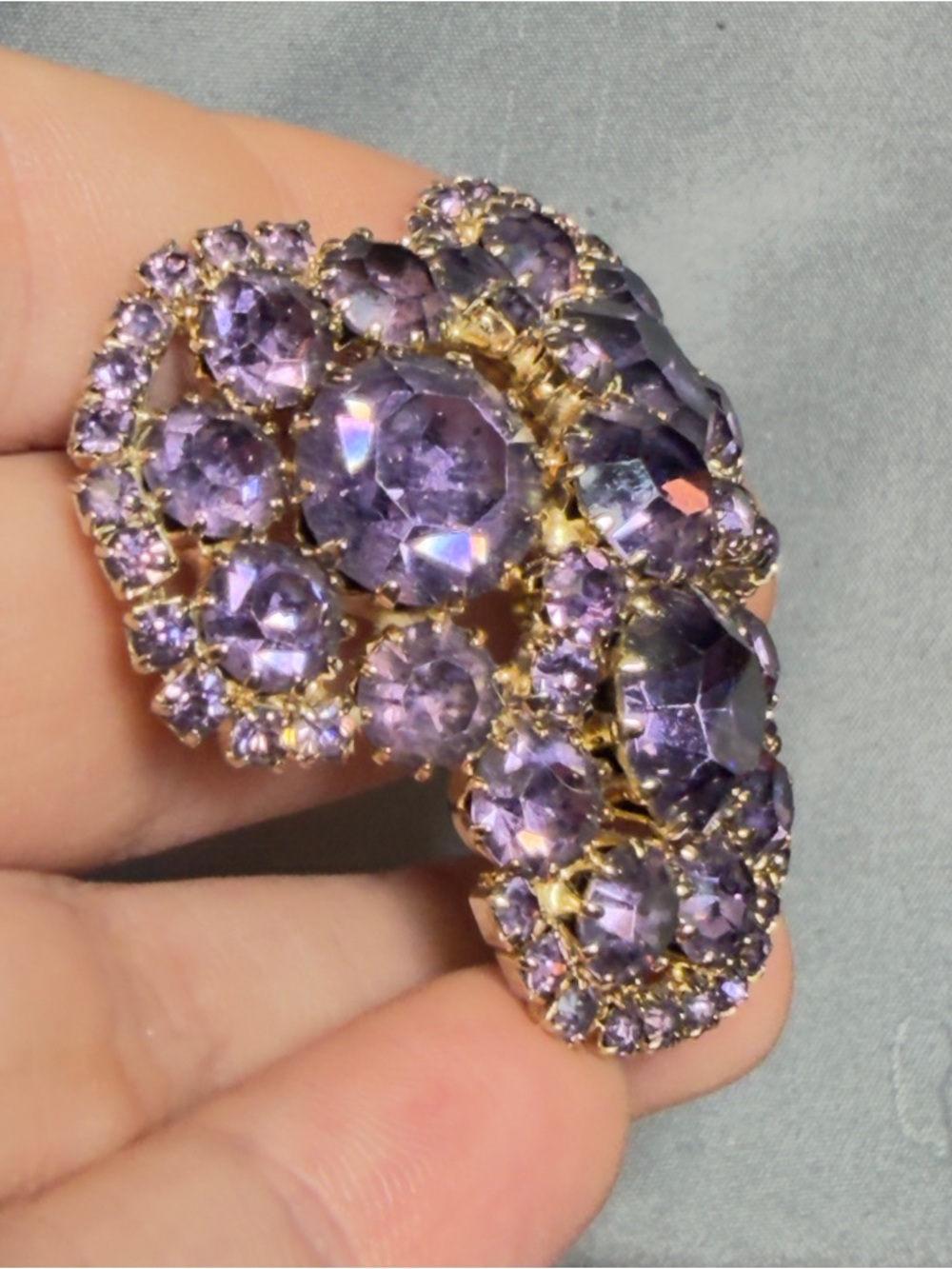 Vintage Purple Rhinestone Cluster Brooch Round Floral Gold Tone Pin - Picture 3 of 8